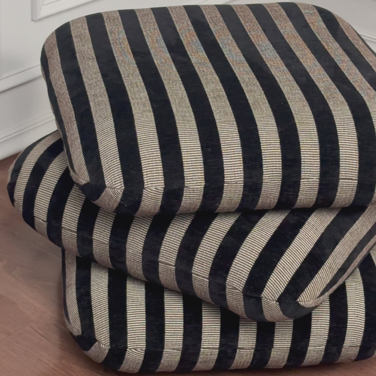 TABURETE AMIRA BLACK STRIPES - LINEA B